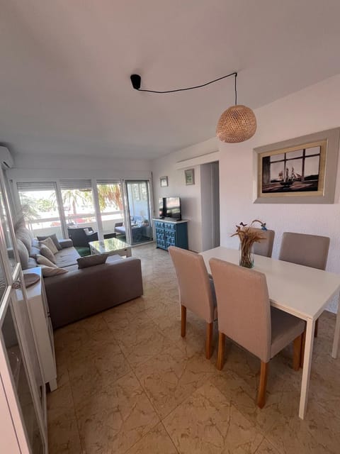 Living room, Decorative detail, Dining area