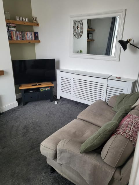 Rugby town centre house close to train station, rugby school and benn hall House in Rugby