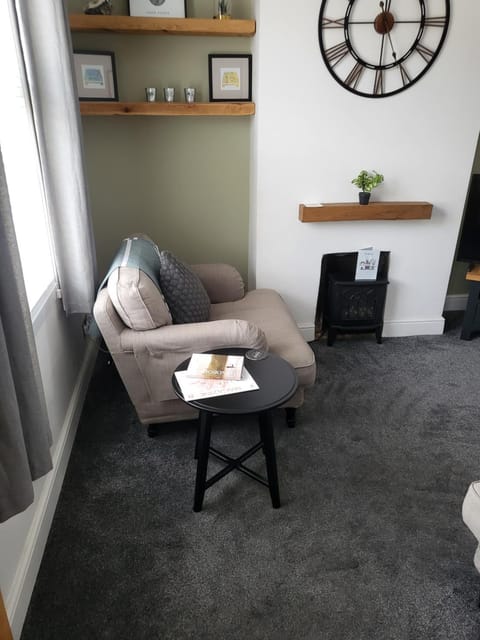 Rugby town centre house close to train station, rugby school and benn hall House in Rugby