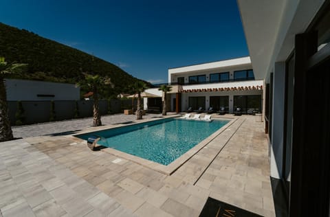 Day, Natural landscape, Mountain view, Pool view, Swimming pool, sunbed