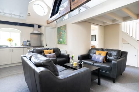 Coffee/tea facilities, Kitchen or kitchenette, Living room, Seating area