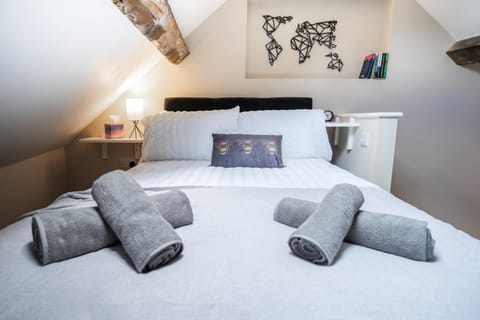 Bed, Bedroom, towels