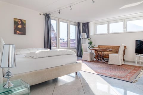 Bed, TV and multimedia, Photo of the whole room, Seating area, Bedroom