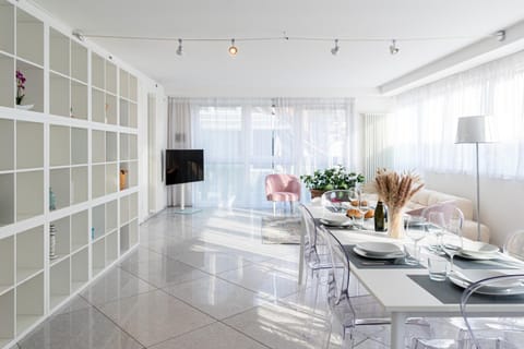 TV and multimedia, Living room, Food and drinks, Seating area, Dining area, Food