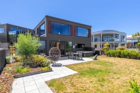 Property building, Garden, Hot Tub, Dining area