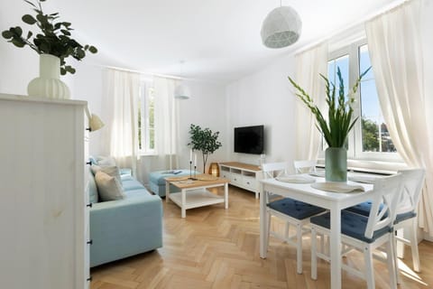 TV and multimedia, Living room, Seating area, Dining area, Evening entertainment