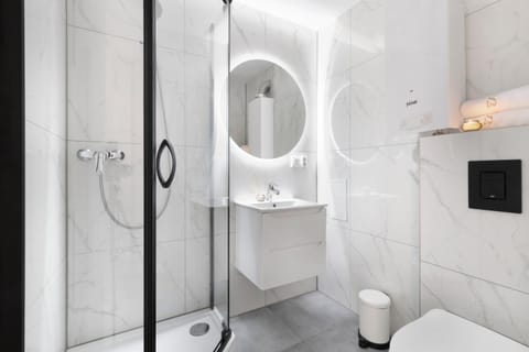 Shower, Toilet, towels