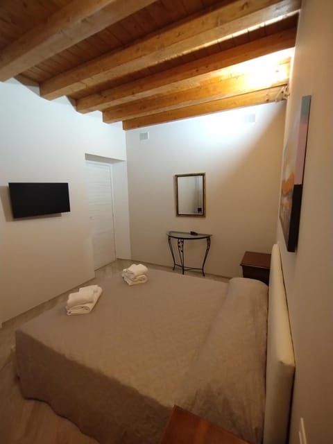 Bed, TV and multimedia, Photo of the whole room, Bedroom, towels