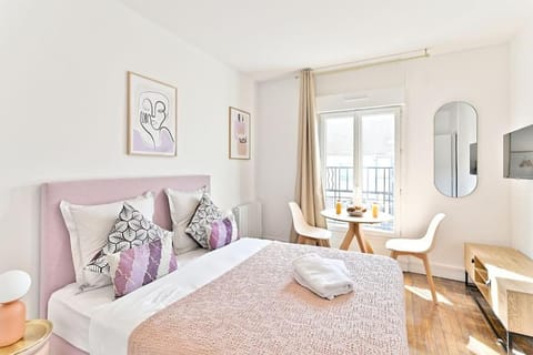 Bed, Photo of the whole room, Seating area