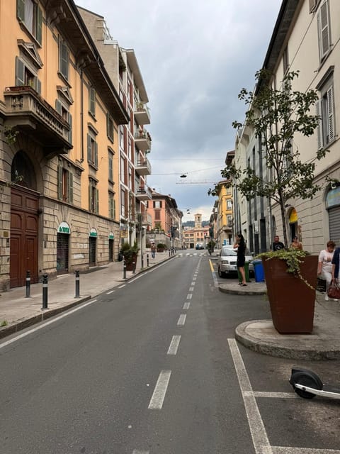 Neighbourhood, Location