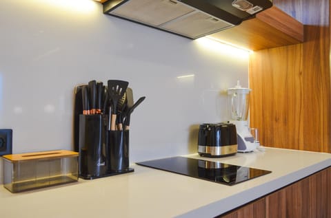 Coffee/tea facilities, Kitchen or kitchenette, stove