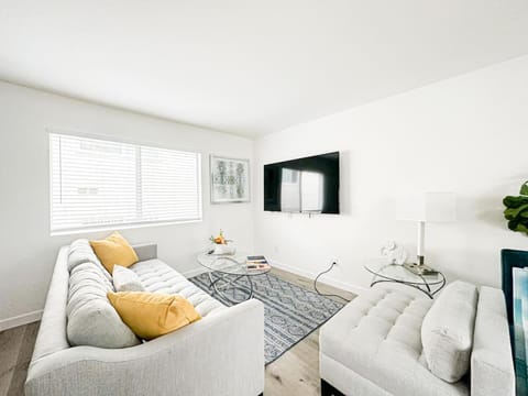Communal lounge/ TV room, TV and multimedia, Living room, Seating area, Evening entertainment