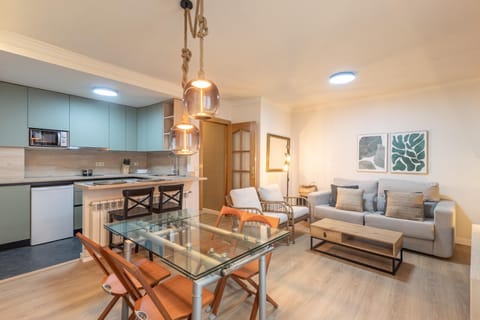 Kitchen or kitchenette, Living room, Dining area, oven, pet friendly, stove