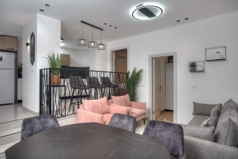Kitchen or kitchenette, Living room, Seating area, Dining area