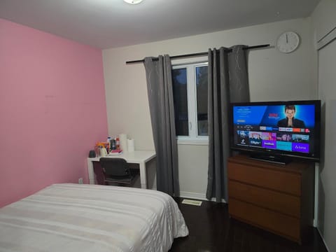 Bed, TV and multimedia, Bedroom