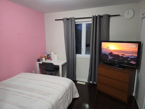 Bed, TV and multimedia, Bedroom