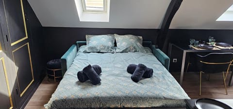 Bed, Photo of the whole room, towels
