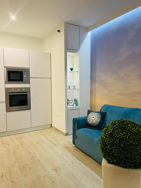 Coffee/tea facilities, Kitchen or kitchenette, Living room, Seating area, microwave, minibar, oven, stove