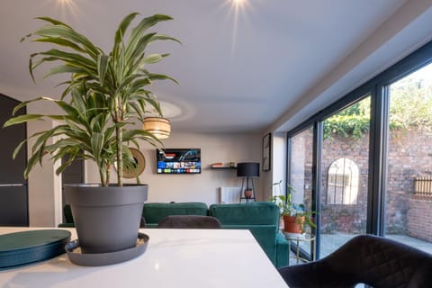 Luxury 4BDR House By Torr Property Group Short Lets & Serviced Accommodation With Free Gated Secure Parking & Private Patio Garden Liverpool House in Liverpool