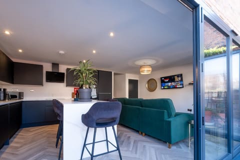 Luxury 4BDR House By Torr Property Group Short Lets & Serviced Accommodation With Free Gated Secure Parking & Private Patio Garden Liverpool House in Liverpool