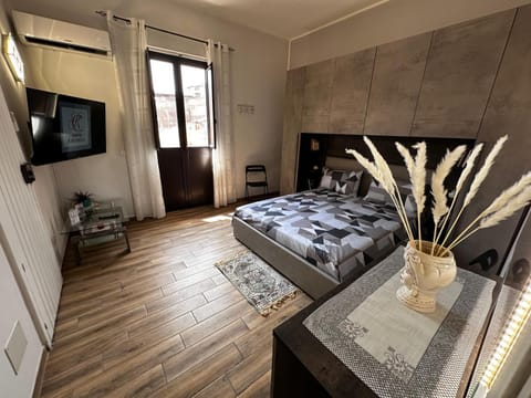 Bed, TV and multimedia, Photo of the whole room, Seating area, Evening entertainment, Bedroom