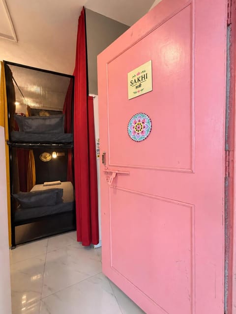 Facade/entrance, bunk bed
