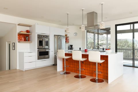 Modern Mosaics- Joshua Tree Chef Home On Hill Spa House in Yucca Valley