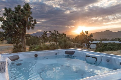 Modern Mosaics- Joshua Tree Chef Home On Hill Spa House in Yucca Valley