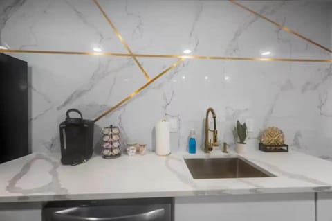 Spacious 1BR Galleria Apt with Pool & Free Park Apartment in Houston