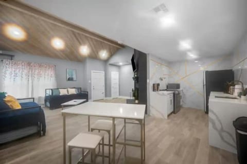 Spacious 1BR Galleria Apt with Pool & Free Park Apartment in Houston