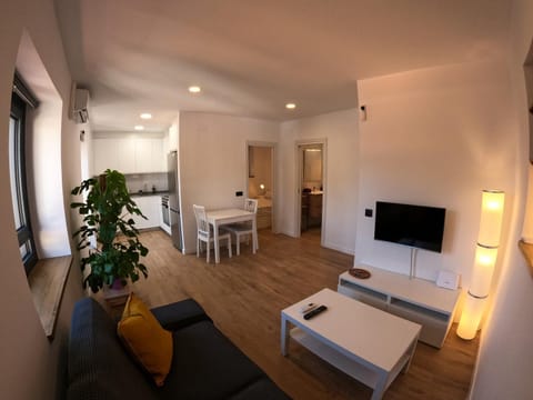 Communal lounge/ TV room, TV and multimedia, Living room, Dining area
