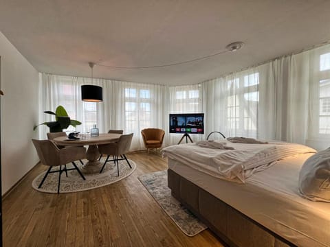 Bed, TV and multimedia, Photo of the whole room, Seating area, Bedroom