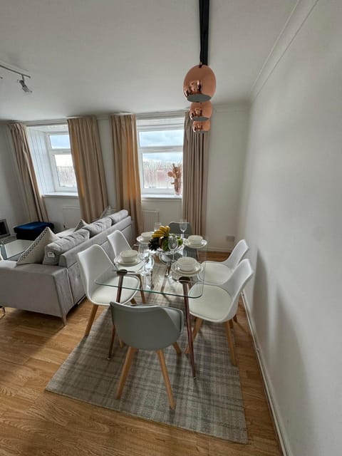 Tranquil Top-Floor Family Haven! Apartment in Cardiff