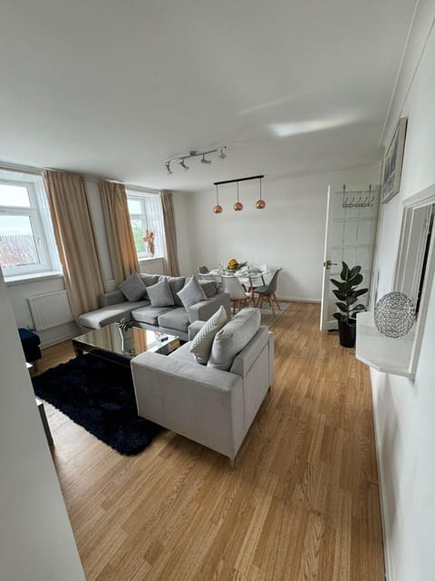 Tranquil Top-Floor Family Haven! Apartment in Cardiff