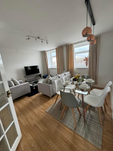 Tranquil Top-Floor Family Haven! Apartment in Cardiff