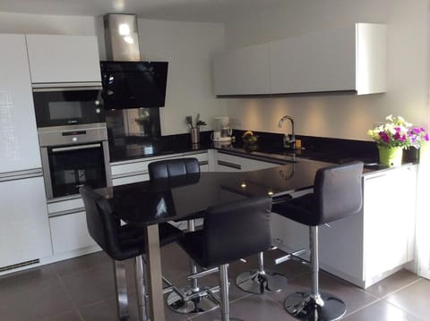 TV and multimedia, Seating area, Dining area, dishwasher, oven, stove, toaster