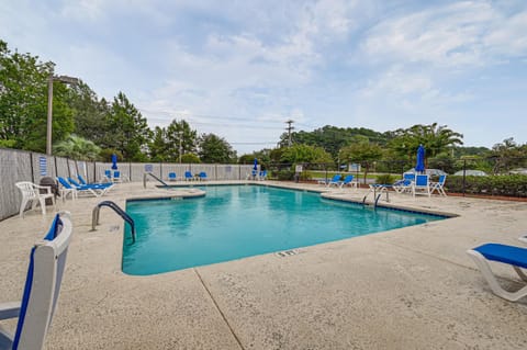 Pool Access and 2 Mi to Ocean Myrtle Beach Condo! Apartment in Garden City