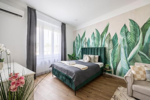 Bed, Photo of the whole room, Seating area, Bedroom