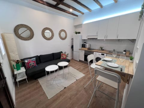 Living room, Seating area, Dining area, stove