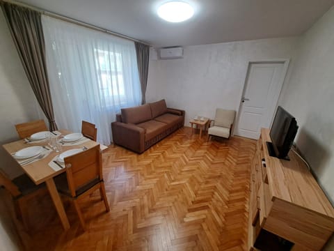 Communal lounge/ TV room, TV and multimedia, Living room, Photo of the whole room, Seating area, Dining area, Breakfast, air conditioner