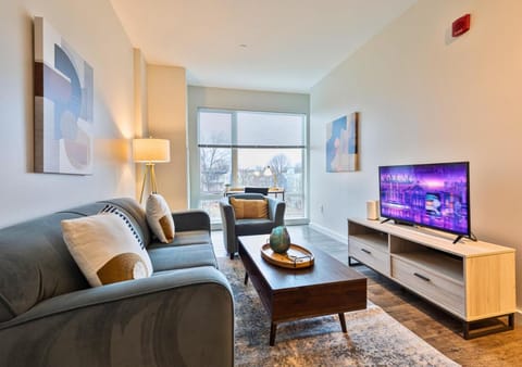 TV and multimedia, Living room, Seating area, Evening entertainment