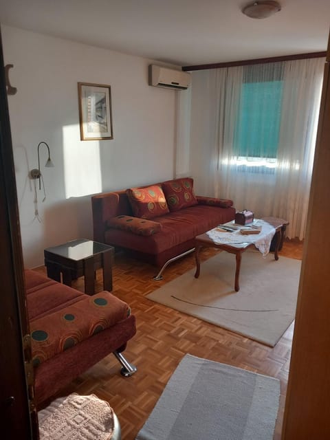 Bed, Living room, Seating area, air conditioner