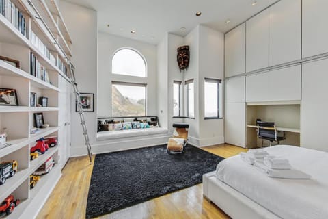 Luxury 3BR Home - Pano Views, Steam room & Deck House in San Francisco