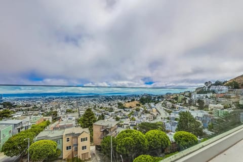 Luxury 3BR Home - Pano Views, Steam room & Deck House in San Francisco