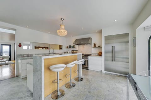Luxury 3BR Home - Pano Views, Steam room & Deck House in San Francisco