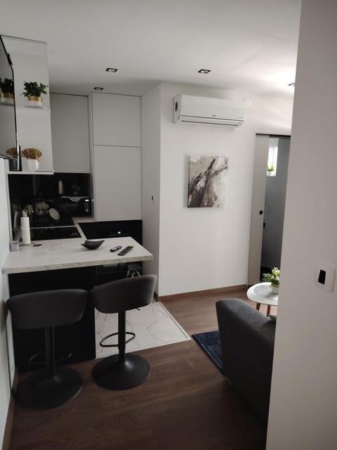 Kitchen or kitchenette, Dining area, air conditioner