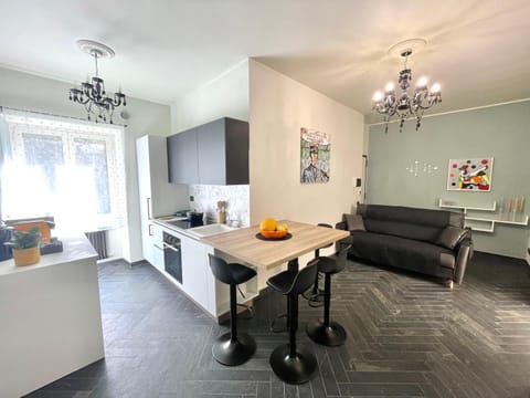 Kitchen or kitchenette, Living room, Seating area, Dining area, oven, stove