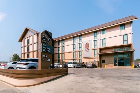 Property building, Facade/entrance, Day, Location, Parking