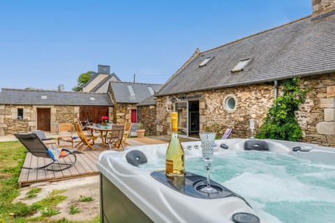Le gîte de Saint Mathieu, longère pleine de charme au bout du monde ! jacuzzi extérieur vue sur la campagne, salle de billard House in Plougonvelin