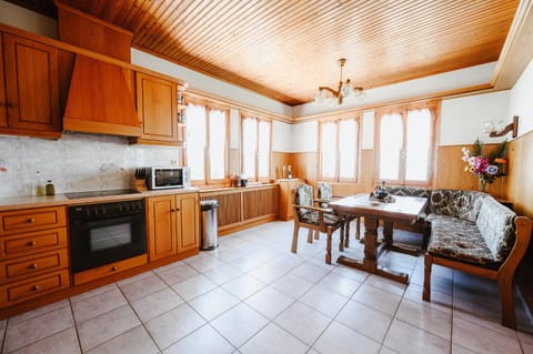 Kitchen or kitchenette, Seating area, Dining area, microwave, oven, stove